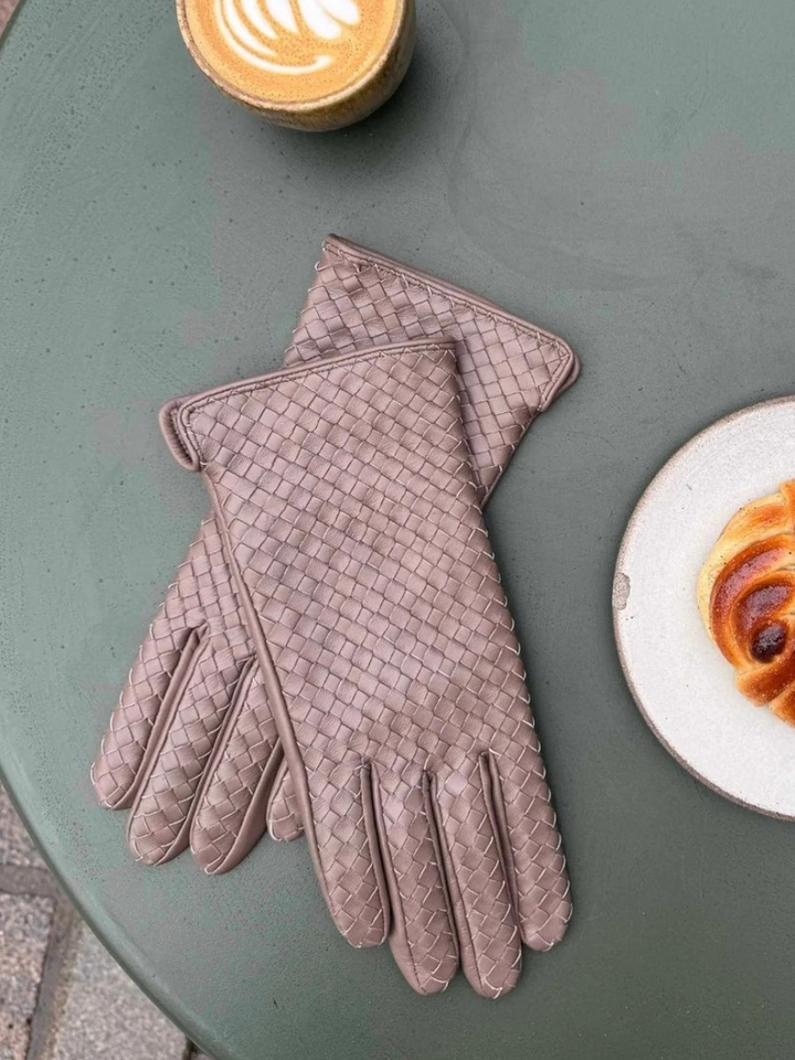 Bruine handschoenen in lederlook  Melia Glove Weave Markberg 