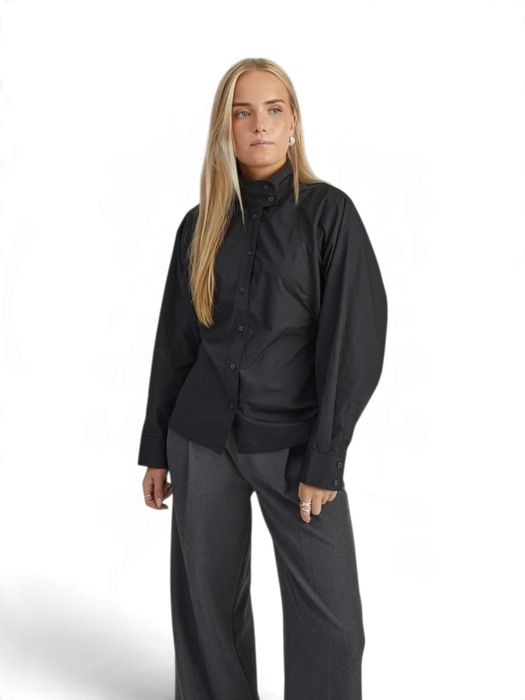 Zwart geklede blouse met hoge kraag Annanlisa Minus