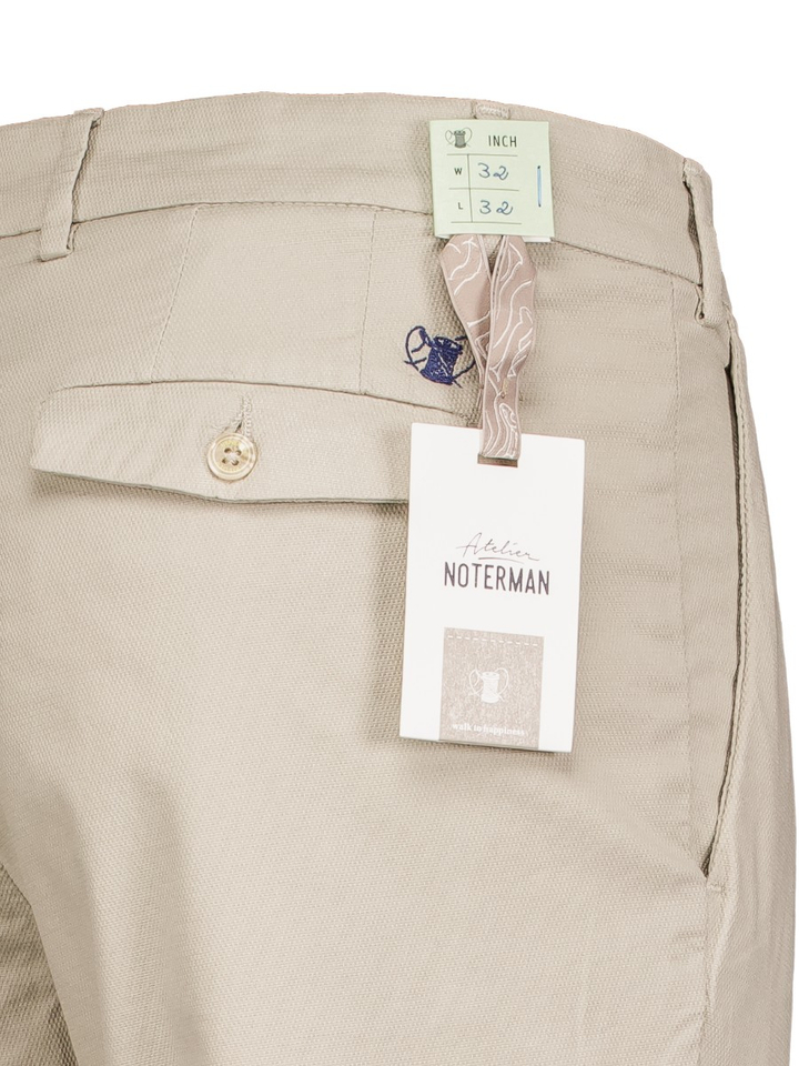 Beige chino met bandplooi Atelier Noterman 