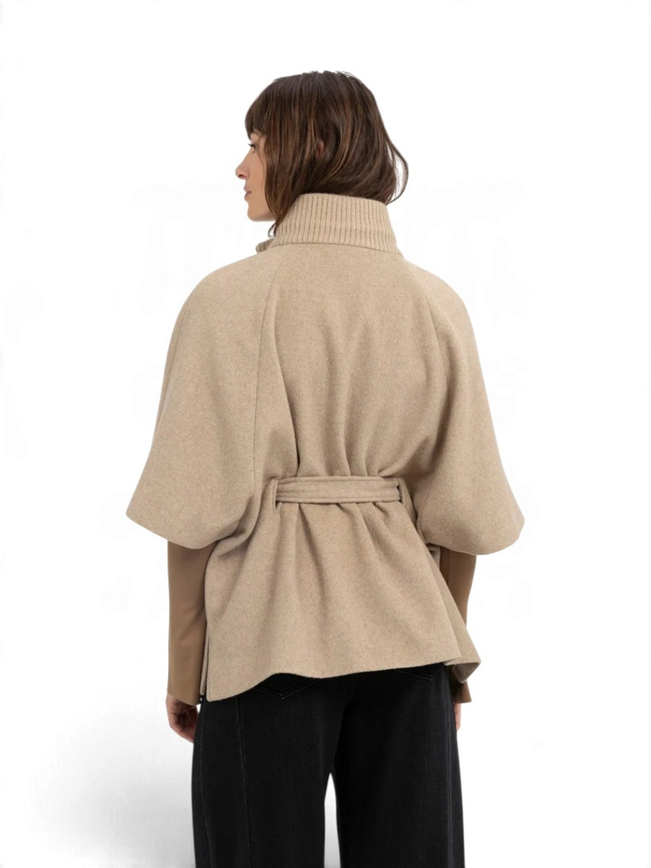 Beige korte manteljas met rits en lint achteraan Yaya