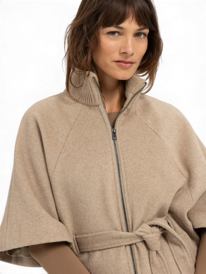 Beige korte manteljas met rits en lint achteraan Yaya