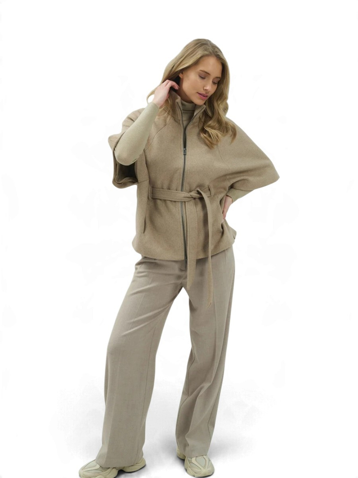 Beige korte manteljas met rits en lint achteraan Yaya