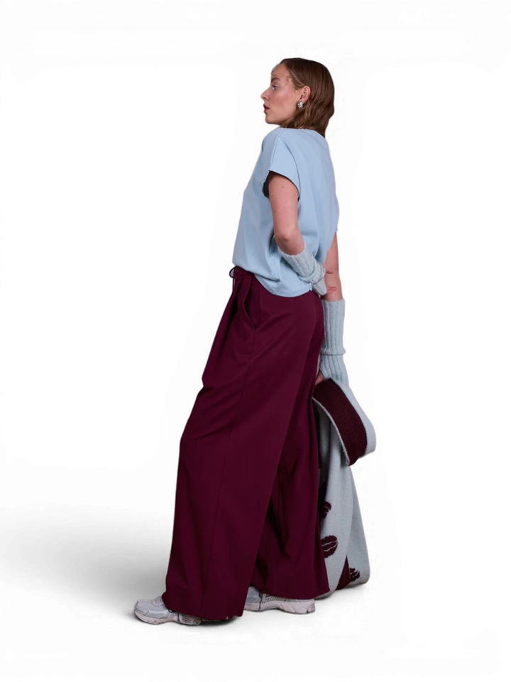 Bordeaux wijde broek met bandplooi in sweater stof Geano Nathalie Vleeschouwer