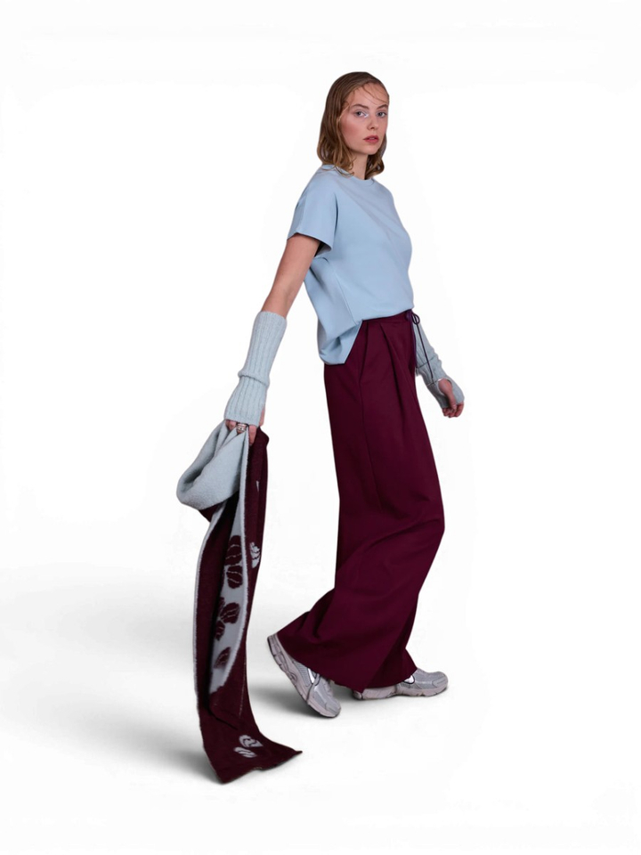 Bordeaux wijde broek met bandplooi in sweater stof Geano Nathalie Vleeschouwer