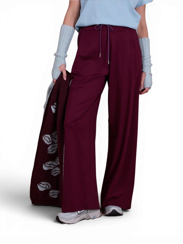 Bordeaux wijde broek met bandplooi in sweater stof Geano Nathalie Vleeschouwer