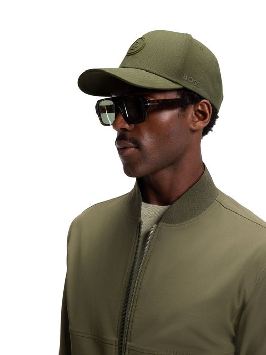 Open green pet Hugo Boss