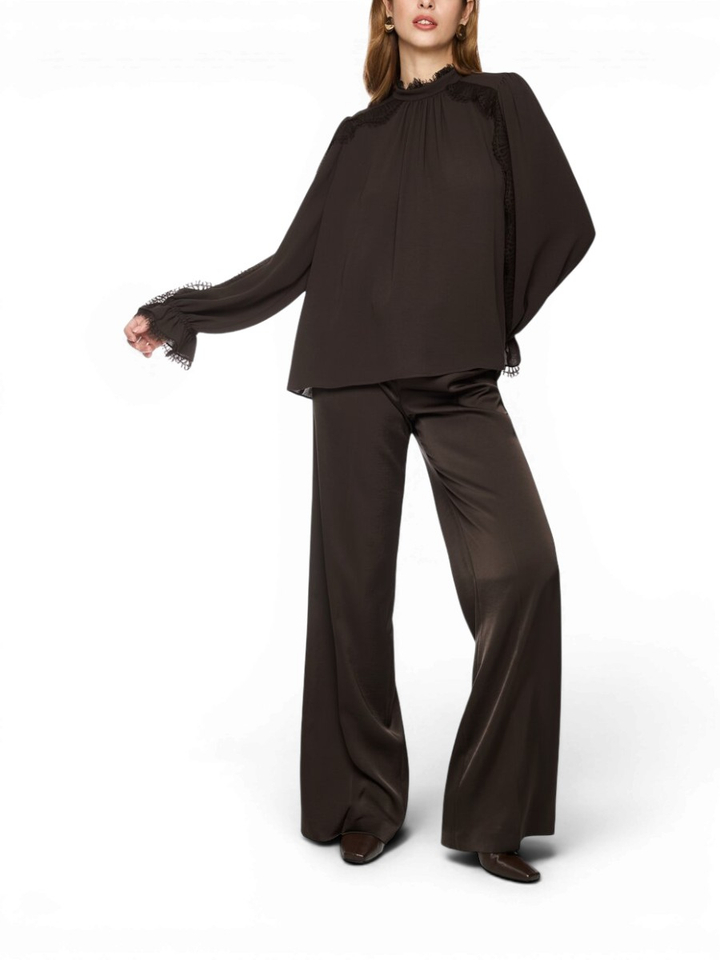 Donkerbruine soepelvallende blouse met kant Marccain