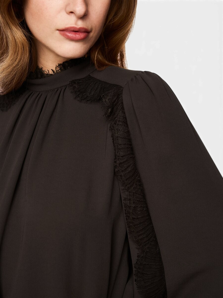 Donkerbruine soepelvallende blouse met kant Marccain
