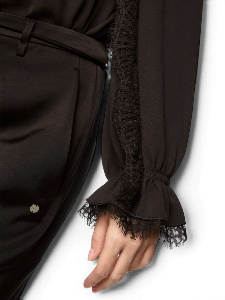Donkerbruine soepelvallende blouse met kant Marccain