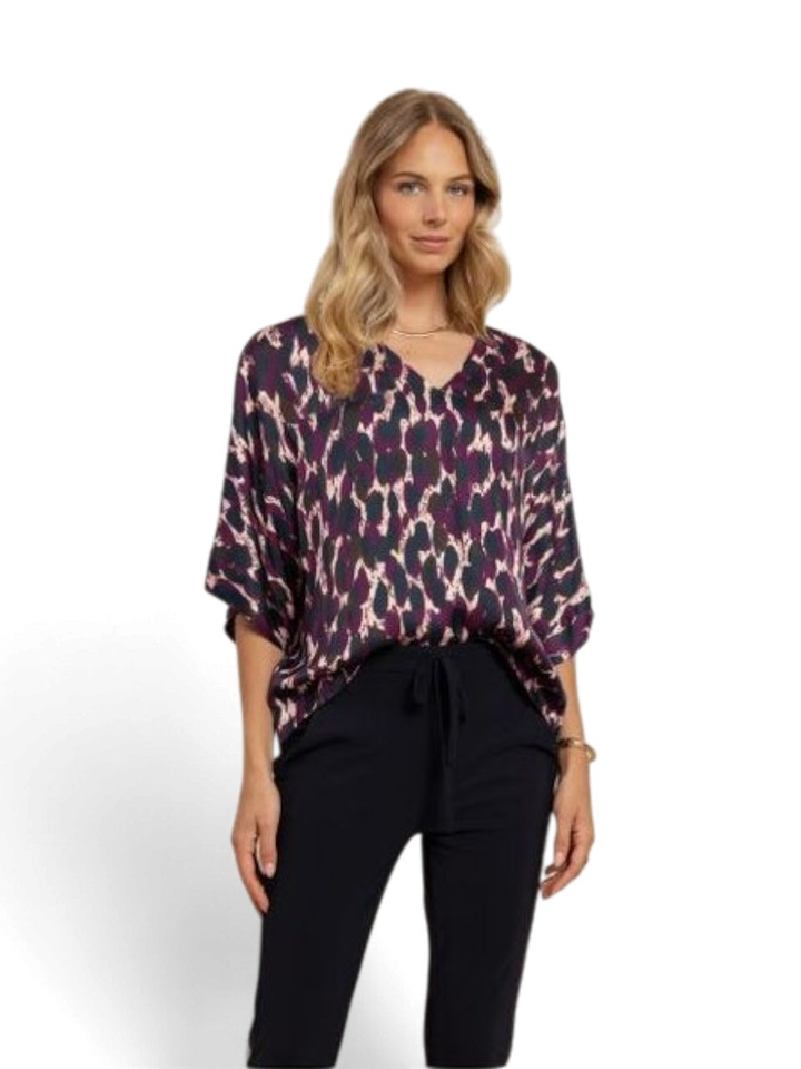 Aubergine blouse met V-hals en abstracte print Studio Anneloes