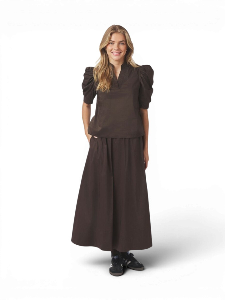 Donkerbruine blouse met pofmouw Roella Neo Noir 