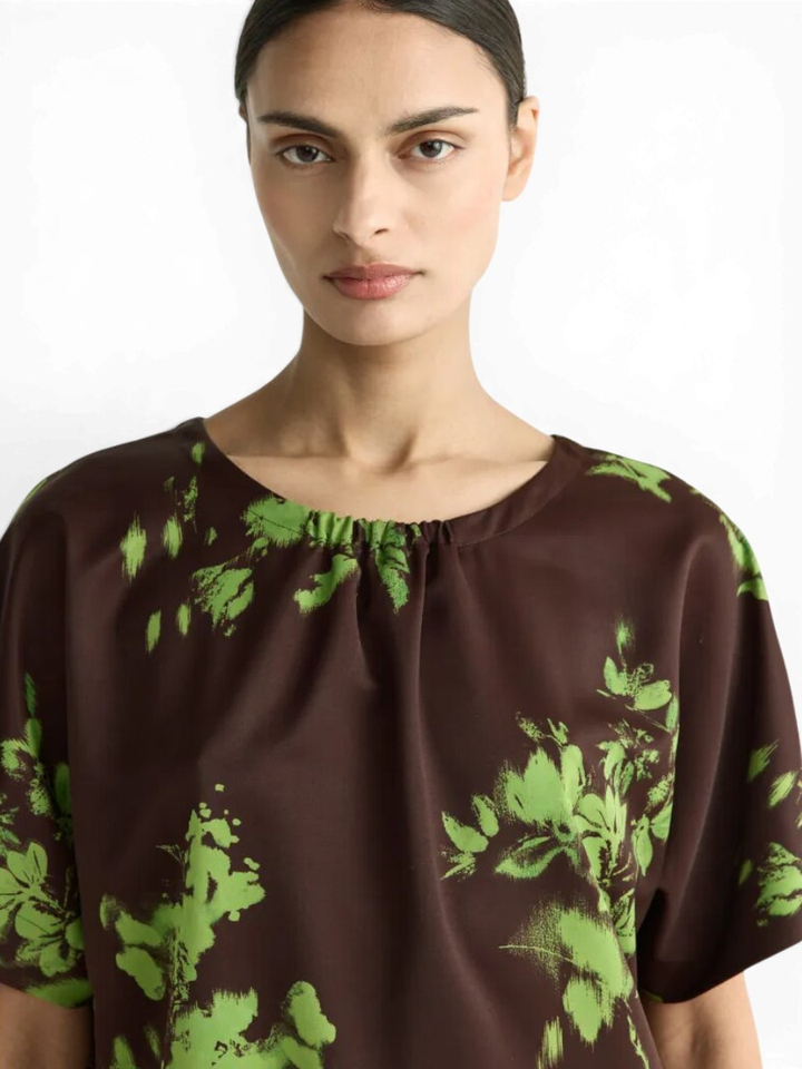 Bruine bloes met groene print Hettie Xandres
