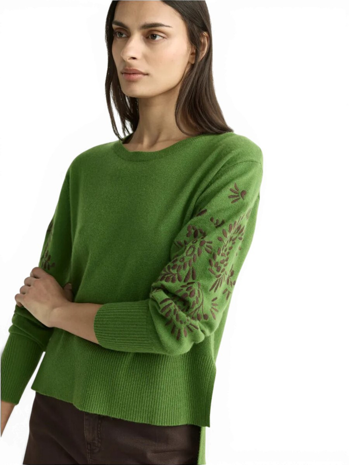 Groene wollen trui met bloemdetail op de mouw Arnes Xandres