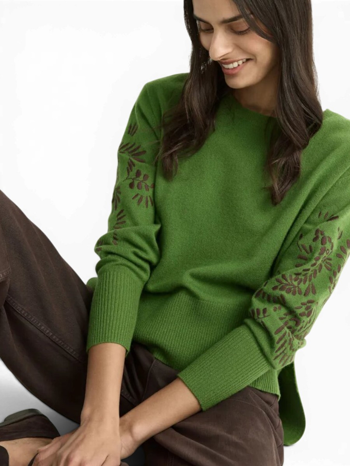 Groene wollen trui met bloemdetail op de mouw Arnes Xandres