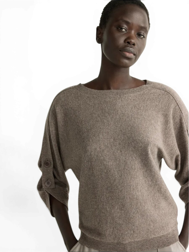 Bruine trui van merinowol met knoopdetail Agustina Xandres 