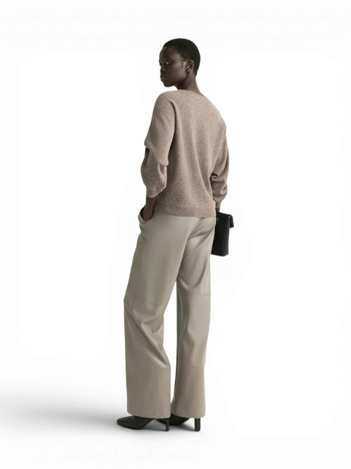 Bruine trui van merinowol met knoopdetail Agustina Xandres 