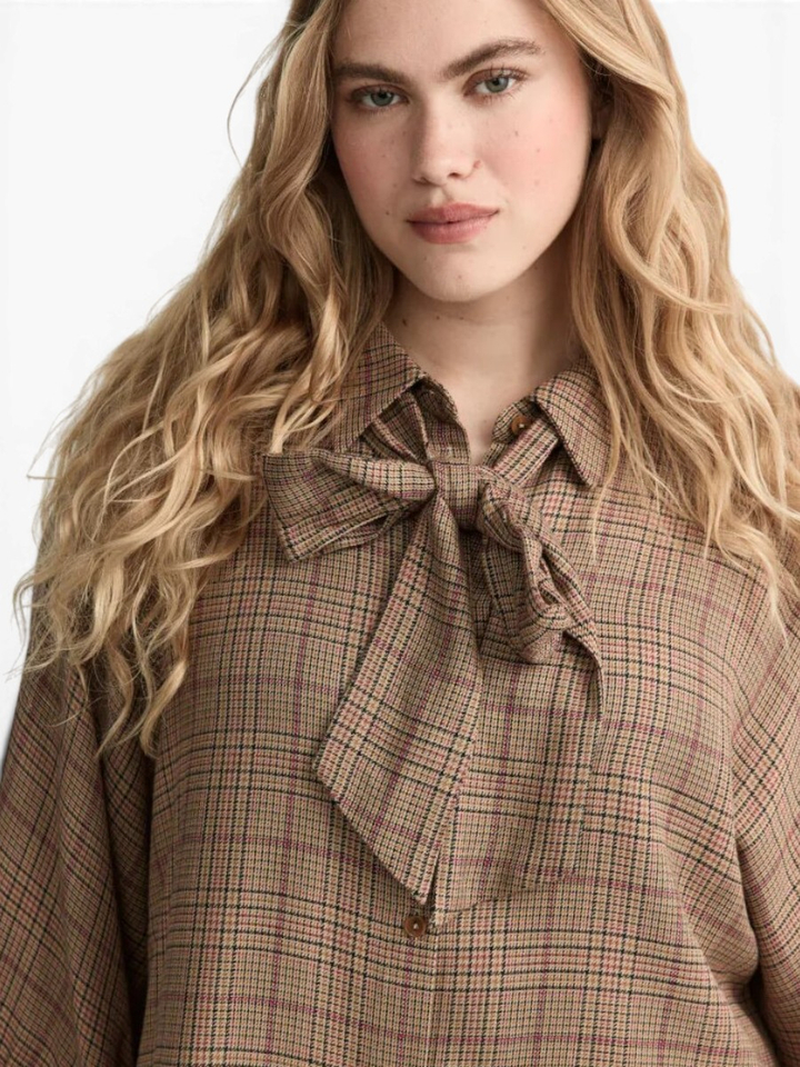 Beige bloes in ruit motief Huigje Xandres 