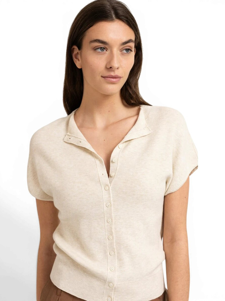 Beige gebreid vest met korte mouwen en knopen aan de voorkant YAYA