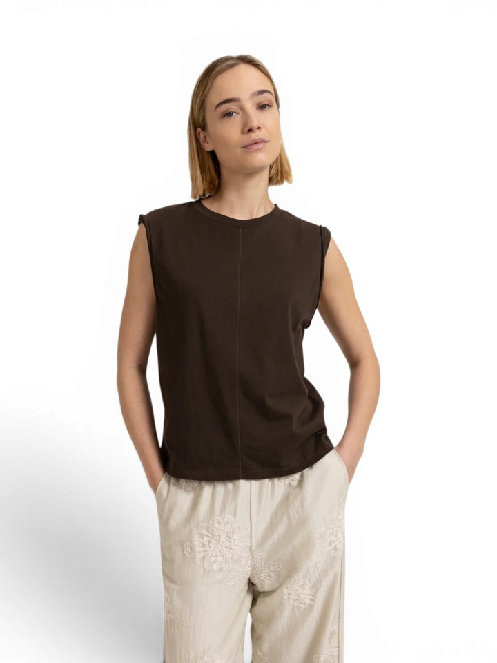 Bruine mouwloze top met subtiele mouwdetails YAYA