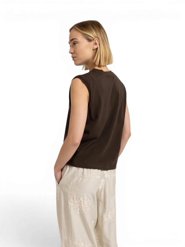 Bruine mouwloze top met subtiele mouwdetails YAYA