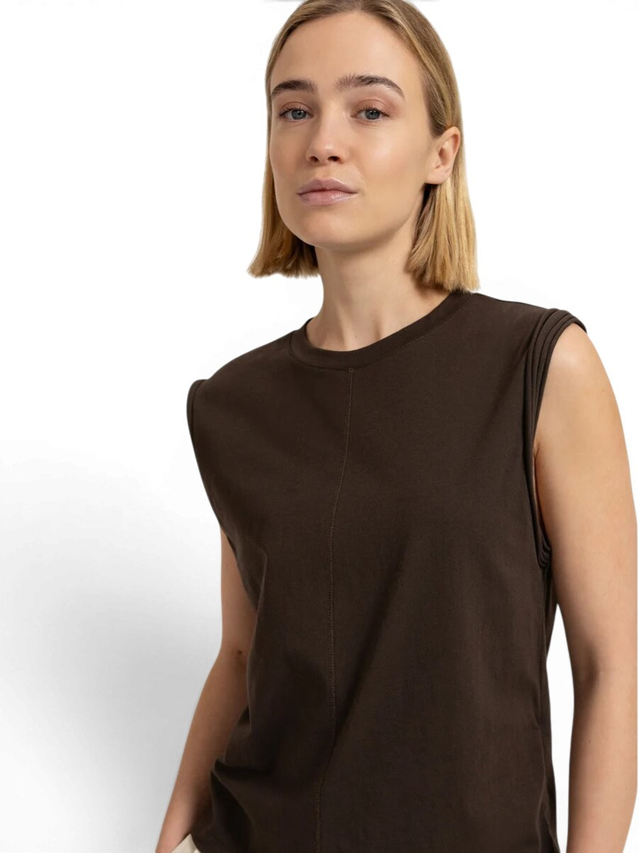Bruine mouwloze top met subtiele mouwdetails YAYA