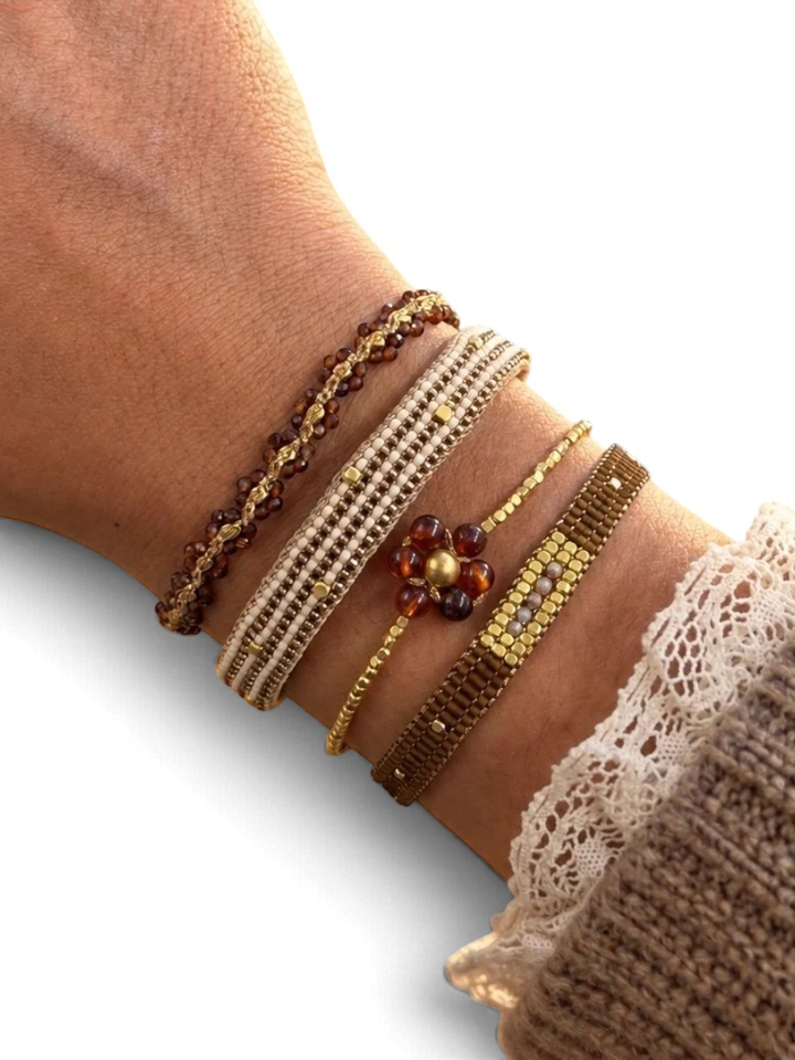 Gouden armband met bruine bloem Garnet Ibu Jewels