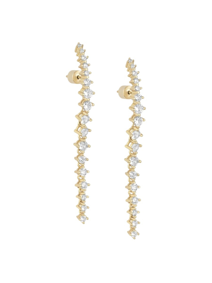 Gouden lange oorstekers met strass op het oor Ellen Beekmans