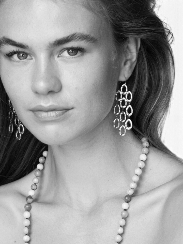 Zilveren organische lange oorbellen Ellen Beekmans