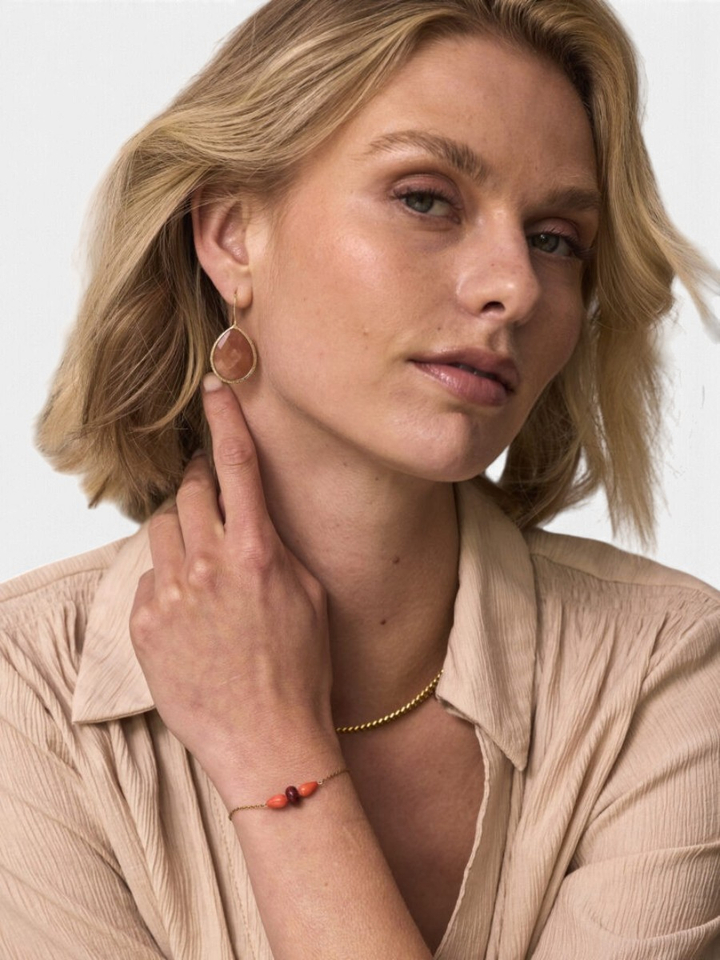Gouden oorbel met grote roze steen Ellen Beekmans