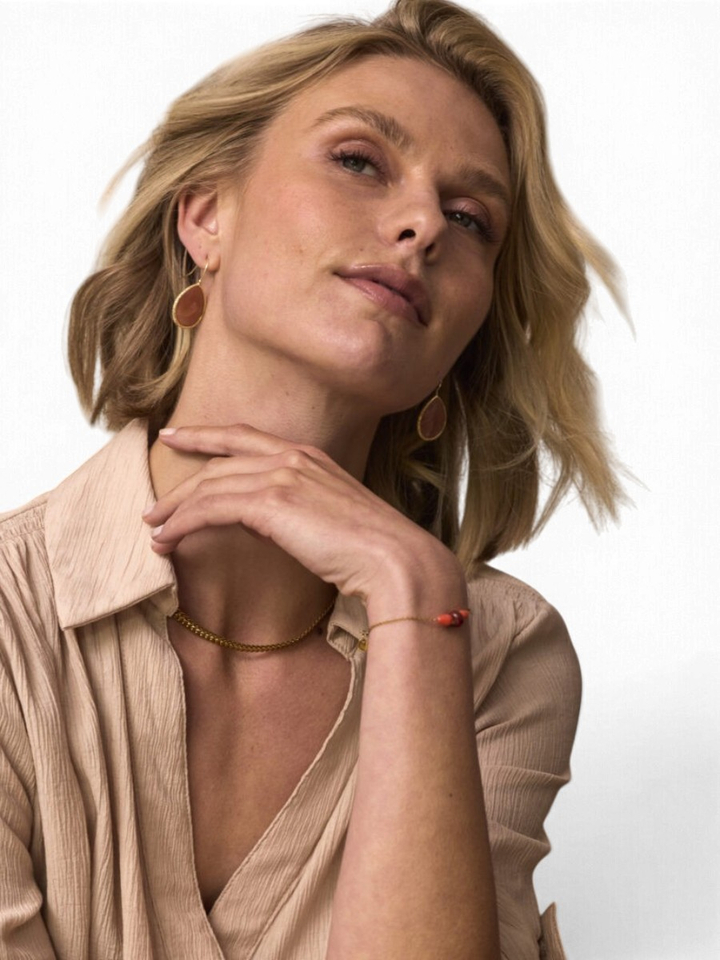 Gouden oorbel met grote roze steen Ellen Beekmans