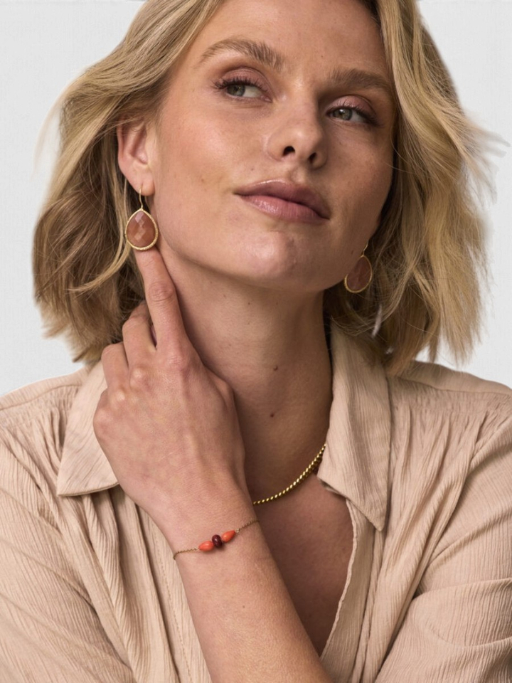 Gouden oorbel met grote roze steen Ellen Beekmans