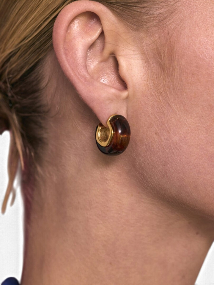 Gouden oorstekers met cognac emaille Ellen Beekmans