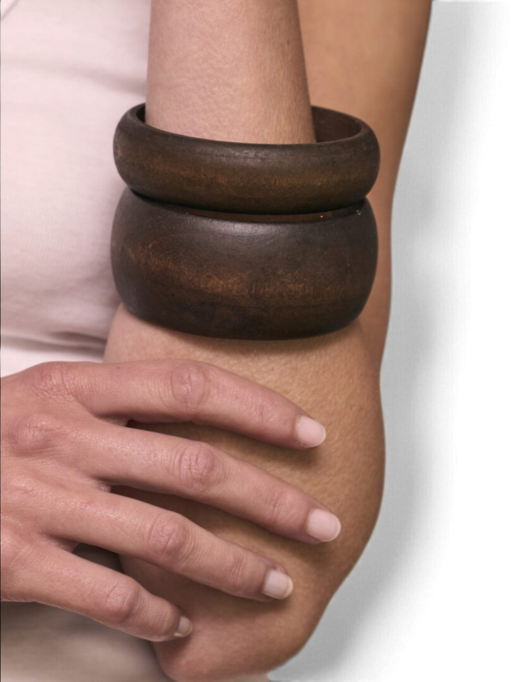 Bruine houten bangle mat Ellen Beekmans