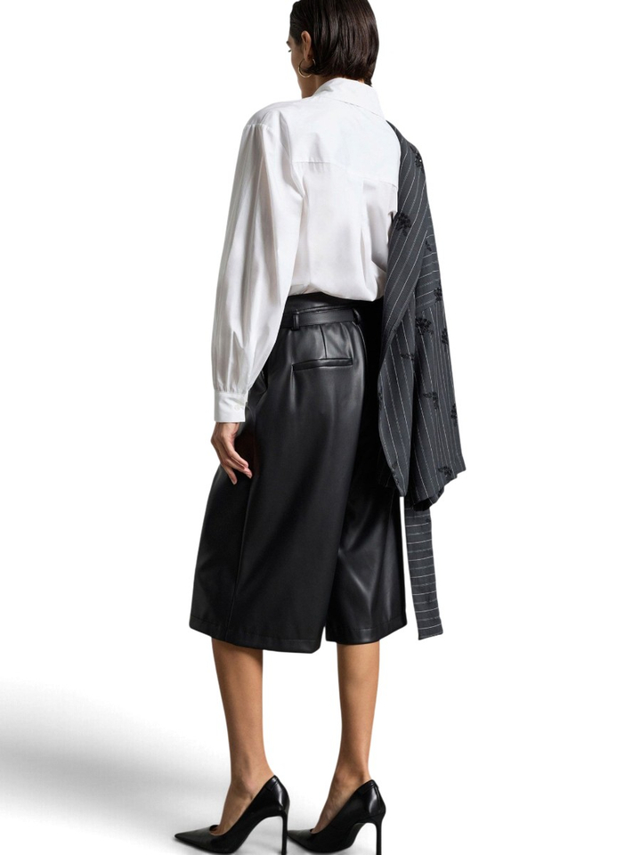 Zwarte lange short in lederlook met riem Imperial