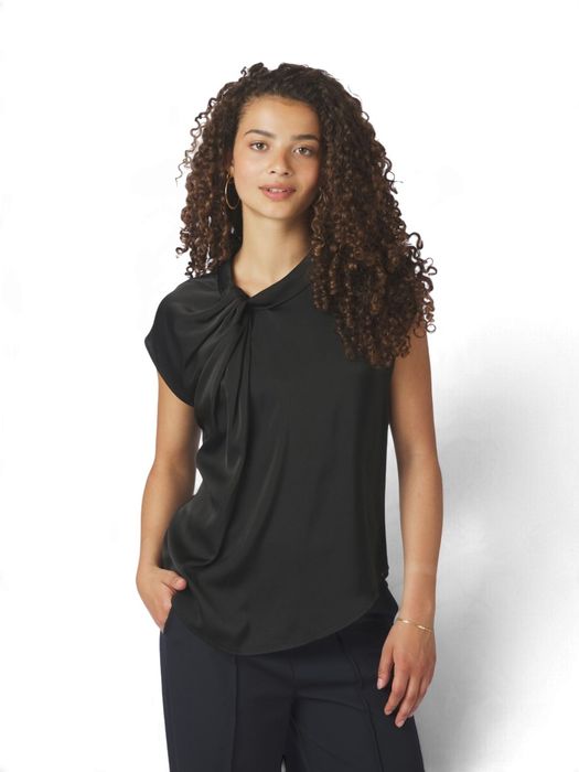 Zwarte klassieke blouse met korte mouw Fleur Drapy Satin Neo Noir