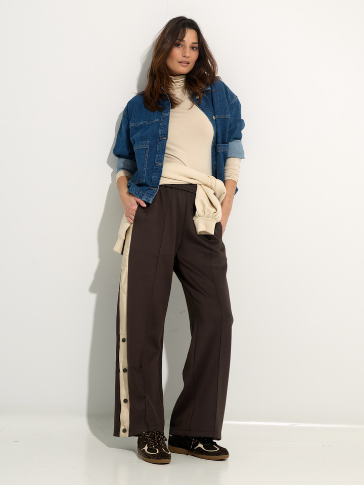 Dames shop the look van MSCH, Vila, Neo Noir, Iriedaily, Alohas en Twist My Bag Winter 2025 shoot 4