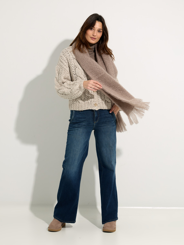 Dames shop the look van Josh V, Les Tricots de Lea, Liu Jo, Ugg en 814 Ezcaray Winter 2025 shoot 4