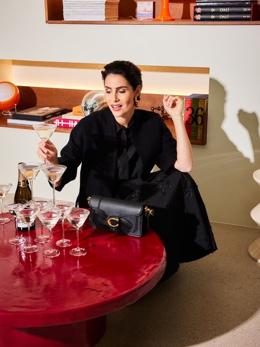 Dames shop the look van Riani, Twinset, Ellen Beeckmans, Coach en Christian Aks Winter 2025 party campagne