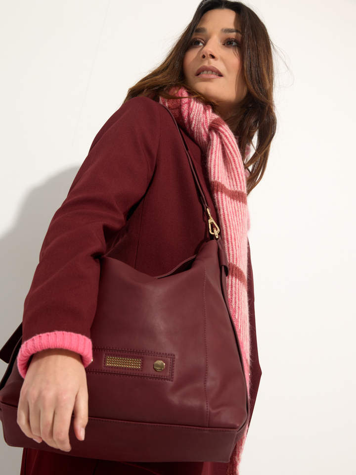 Dames shop the look van Clio, Essentiel, Kujten, Kennel + Schmenger en Ma Poesie Winter 2025 shoot 4
