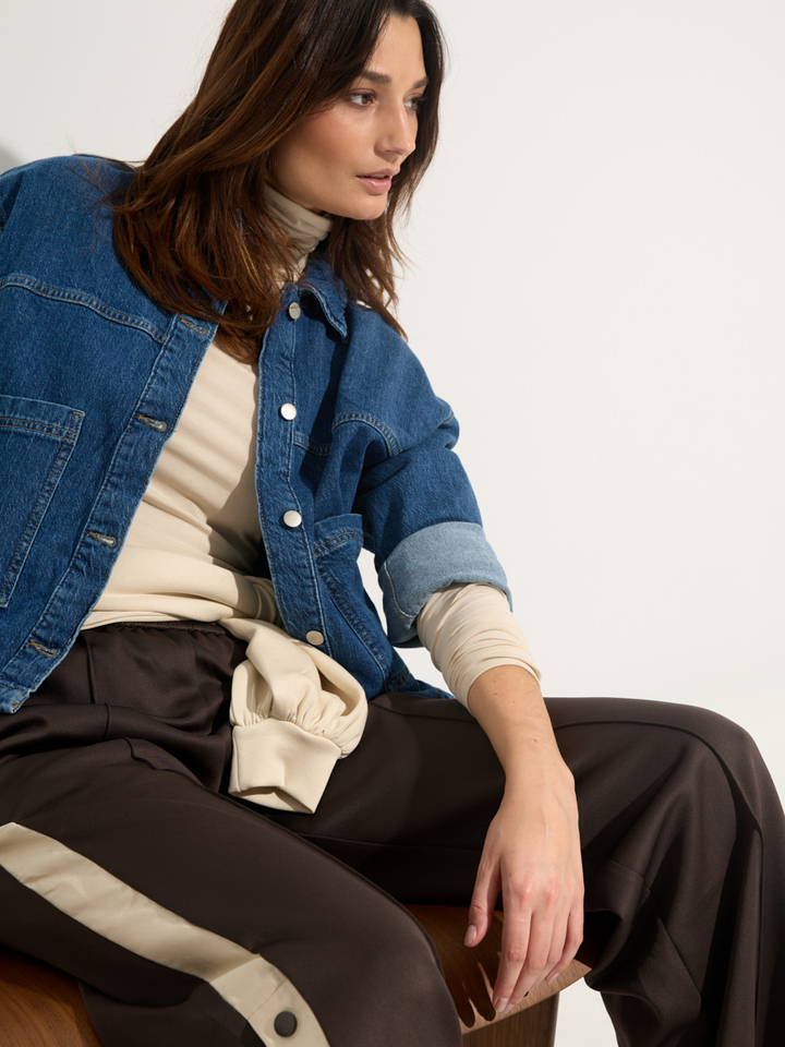Dames shop the look van MSCH, Vila, Neo Noir, Iriedaily, Alohas en Twist My Bag Winter 2025 shoot 4