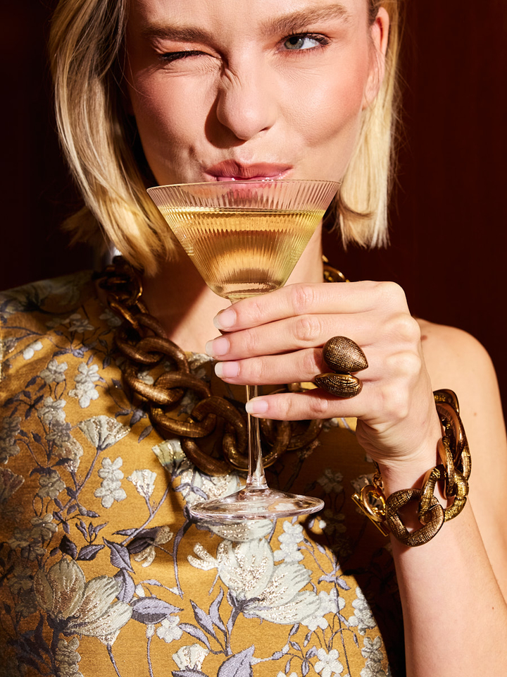 Dames shop the look van Laurence Delvallez, Lola Cruz, Etrier en Rabens Winter 2025 party campagne