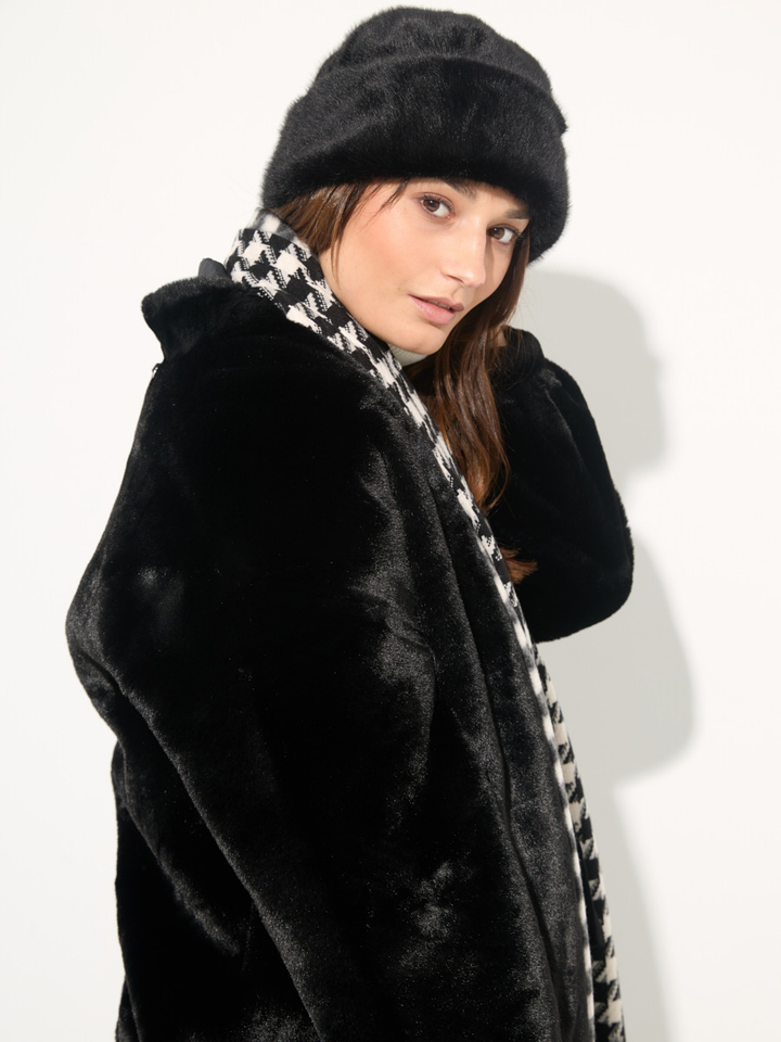 Dames shop the look van Barts, For all Mankind, Kennel + Schmenger, Liu Jo en Apparis Winter 2025 shoot 4