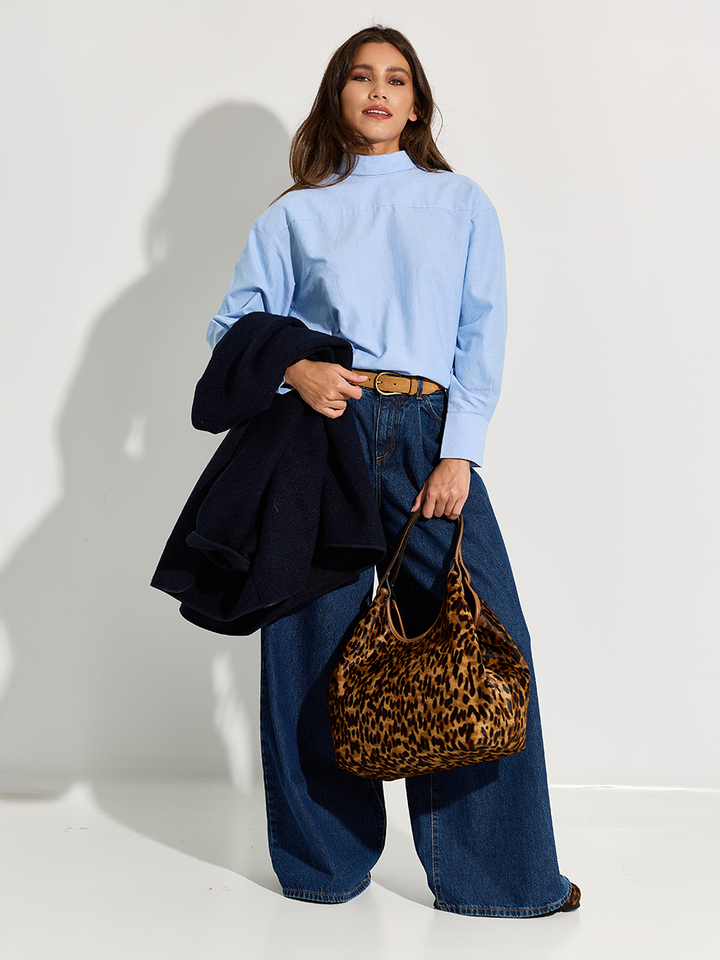 Dames shop the look van Des Petits Hauts, Gianni Charini, K&J, Scholl Iconic, Noir 'n' Blue, Ame en Mrs Hosiery winter 2025 shoot 2