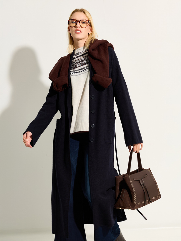 Dames shop the look van K&J, Luisa Cerano, Vanessa Bruno, Mother, Etrier en Trumans Winter 2025 shoot 3