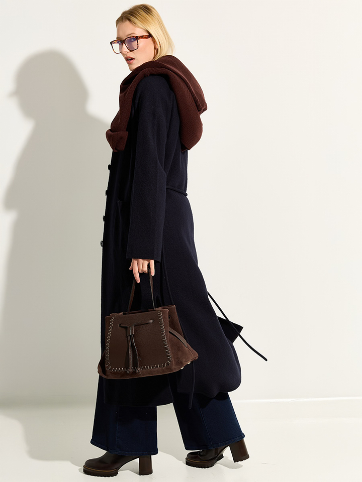 Dames shop the look van K&J, Luisa Cerano, Vanessa Bruno, Mother, Etrier en Trumans Winter 2025 shoot 3