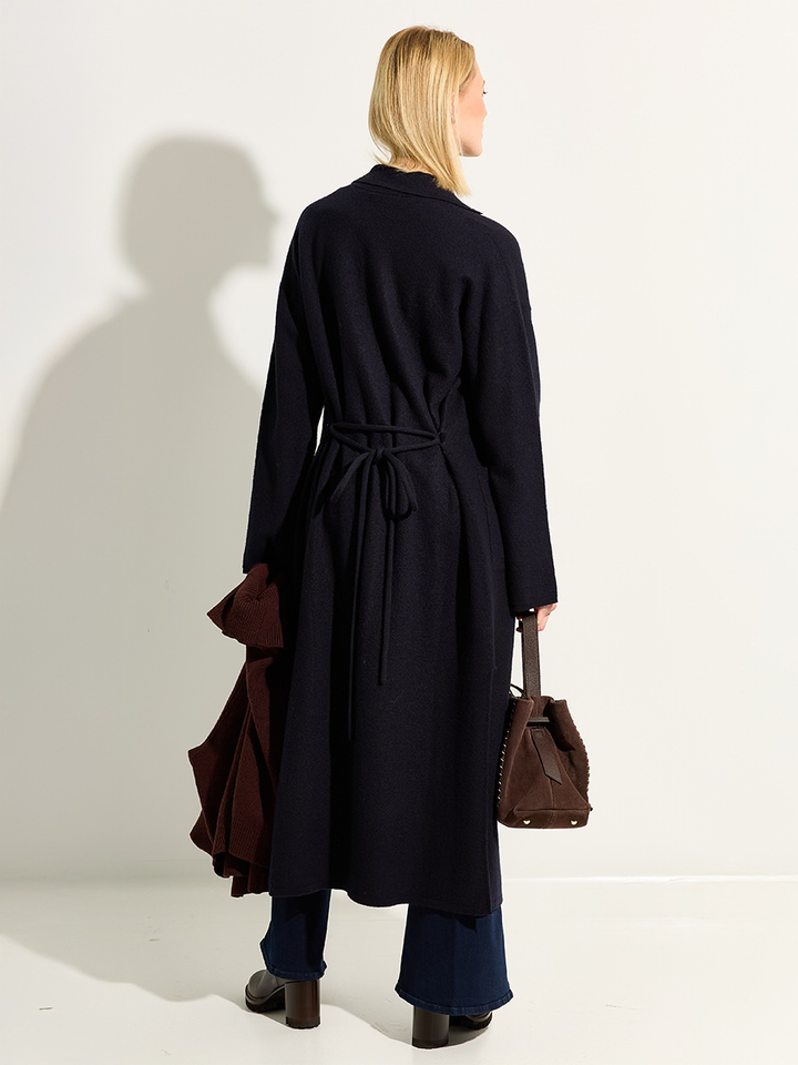 Dames shop the look van K&J, Luisa Cerano, Vanessa Bruno, Mother, Etrier en Trumans Winter 2025 shoot 3