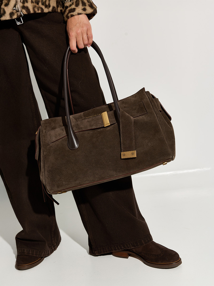 Dames shop the look van Ba&Sh, Baum und pferdgarten, K&J, Pertini, Collectors club en Roberto Festa Winter 2025 shoot 2