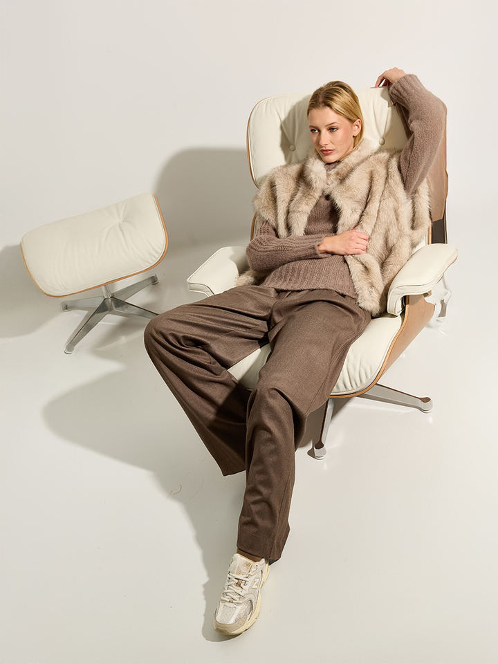 Dames shop the look van By Bar, Maison Anje, Neo Noir en New Balance Winter 2025 shoot 3