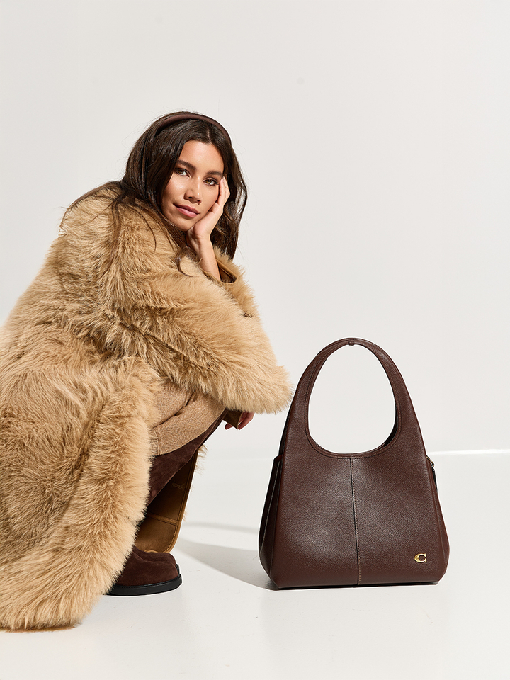 Dames shop the look van Kocca, Coach, Urbancode en Rotue Winter 2025 shoot 2