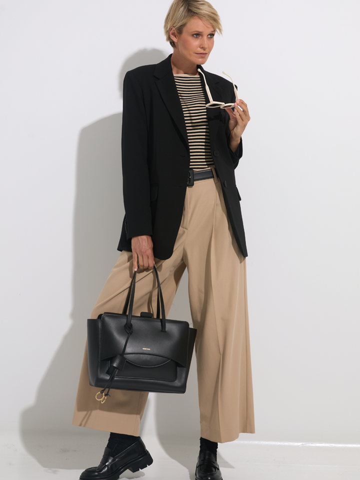 Dames shop the look van Beck Sondergaard, Catwalk, K&J, Max Mara Weekend, Claris Virot en Hidesins Winter 2025